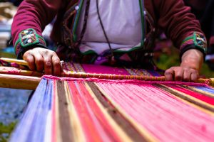 peru-andes-mountains-hand-weaving